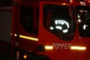 La un pas de catastrofă! Gospodărie ameninţată de flăcări în comuna Sicheviţa