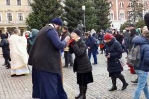 VIDEO. Credincioşi împărtăşiţi cu aceeaşi linguriţă, în plină pandemie!