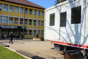 Pacienţii care merg la Policlinica Bistriţa, sfătuiţi să completeze o declaraţie pentru a evita aglomerarea