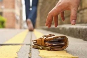 SPIRIT CIVIC la Cugir: Un domn a ajutat-o pe o bătrânică să-şi recupereze portofelul cu acte şi bani, pe care-l pierduse pe stradă