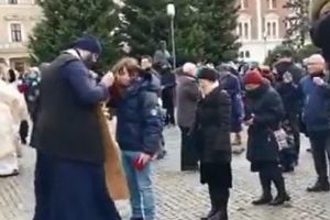 VIDEO INCREDIBIL: Sute de credincioşi, împărtăşanie cu aceeaşi lingură!