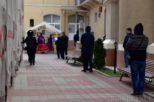 Post... în carantină: Bisericile din centrul Oradiei s-au golit, doar câţiva credincioşi s-au rugat în aer liber (FOTO / VIDEO)