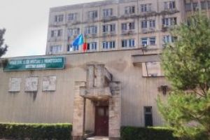 Inca o persoana decedata din cauza coronavirusului. Barbatul suferea de o boala cronica preexistenta pentru care se afla in programul de dializa