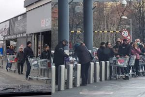 VIDEO FOTO Cozi la toate hypermarketurile din Sibiu – Oamenii îşi fac provizii de alimente