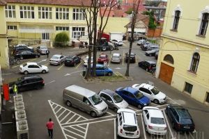 Taxare non-stop: Parcarea din curtea Primăriei Oradea ”arde” la buzunar şi în timpul nopţii