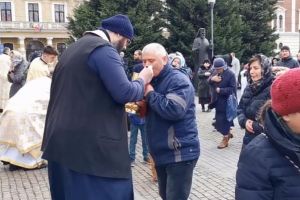 Anchetă la Cluj, după o împărtăşanie în masă, cu aceeaşi linguriţă. Mitropolia: Nimeni nu şi-a adus lingură de-acasă