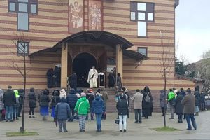 VIDEO FOTO Credincioşi împărtăşiţi cu aceeaşi linguriţă la Cluj – Și la Sibiu oamenii au mers la biserică