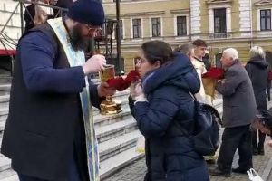 Reacţia Bisericii după ce sute de credincioşi s-au împărtăşit cu aceeaşi lingură