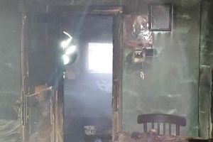 FOTO: Locuinţă din Câmpineanca mistuită de flăcări | O femeie de 89 de ani a ajuns la spital
