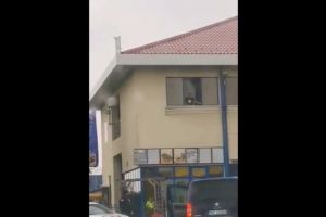 Barbatul aflat in izolare la Motel Petrom din Ploiesti a facut iar scandal. Politistii au gasit droguri in camera acestuia