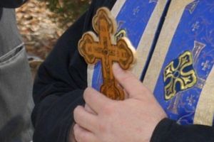 Un preot care a sfidat măsurile de urgenţă împotriva pandemiei s-a trezit cu poliţia la uşile bisericii. A fost amendat cu 5.000 de lei