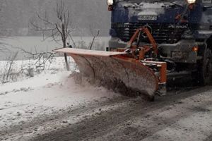 Atenţie şoferi! Se circulă în condiţii de iarnă pe mai multe drumuri din judeţul Braşov