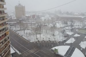 FOTO-VIDEO. Zăpada mieilor la Alba Iulia! Fulgii de nea au acoperit oraşul. Ninge în continuare, ca în toiul iernii