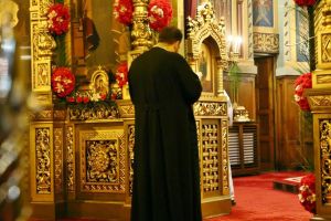 Măsuri pe timp de coronavirus: slujbe fără credincioşi în biserici. Preoţii îndeamnă să vă faceţi un spaţiu de rugăciune acasă