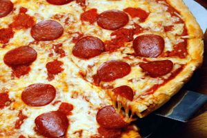 Un restaurant din Botoşani livrează pizza gratuit medicilor şi asistenţilor de la Spitalul Judeţean Botoşani, în perioada pandemiei. „Vrem să le arătăm că suntem alături de ei”