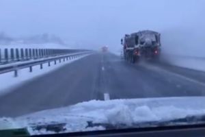 VIDEO: Drumurile din judeţ acoperite cu zăpadă – Se circulă în condiţii de iarnă