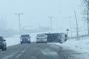 FOTO Accident pe un drum judeţean din Botoşani. O maşină s-a răsturnat pe carosabil