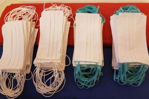 CORONAVIRUS. Un magazin din Arad DONEAZĂ o parte din măştile pe care le confecţionează
