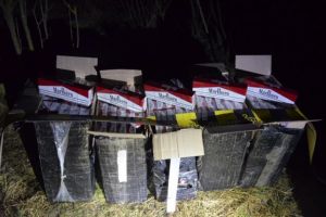 Mercedes încărcat cu ţigări de contrabandă, de aproape 25.000 de euro, abandonat la Falcău