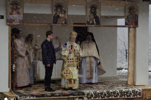 La 90 de ani, Înaltul Pimen a ţinut slujba afară şi i-a miruit pe toţi credincioşii