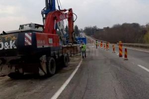Au fost reluate lucrările în zona cu alunecări de pe DN 17, la Ilişeşti