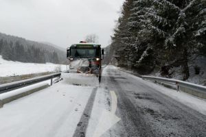 Zeci de utilaje de deszăpezire au acţionat pentru menţinerea drumurilor practicabile