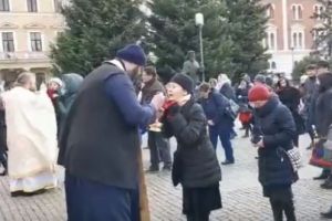 Clujenii, împărtăşiţi cu aceeaşi linguriţă la Catedrala Ortodoxă, în plină pandemie de coronavirus / VIDEO