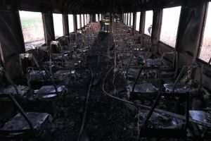 Un tren a fost mistuit de flăcări în judeţul Arad (GALERIE FOTO)