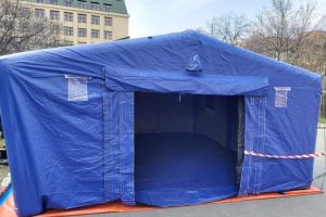 Corturi pentru triaj epidemiologic montate la intrarea în spitalele din tot judeţul