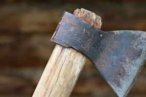 Și-a băgat un consătean în spital după ce l-a lovit cu toporul: Bărbat din Sâncel reţinut de poliţişti pentru 24 de ore