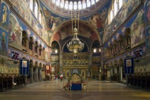 Preotul Constantin Necula: Este momentul să fim uniţi, aproape, dar stând departe unii de alţii