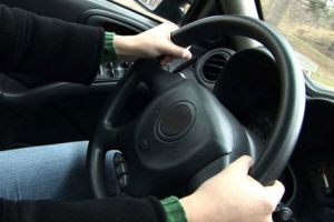Adolescent la volan – El şi bărbatul care i-a dat maşina au acum dosare penale