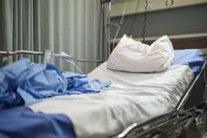 Trimişi acasă: Bolnavii care nu trebuie trataţi obligatoriu în spitale vor fi externaţi în termen de 48 de ore