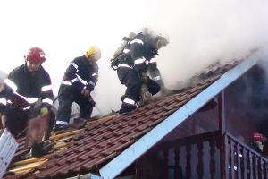 Verificaţi coşurile de fum! Pompierii bihoreni au stins în weekend două incendii provocate de acestea