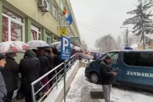 VIDEO/ STATUL ROMAN! PROMISIUNI SI CAM ATAT!Bolnavi de cancer ţinuţi la cozi de zeci de metri, în frig şi ninsoare. „Ce face statul acum cu ei este crimă colectivă!”