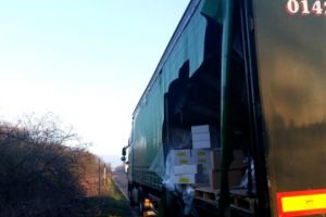 Vestul Sălbatic pe un drum din România. Rromii atacă TIR-urile cu pietre şi fură marfa şoferilor