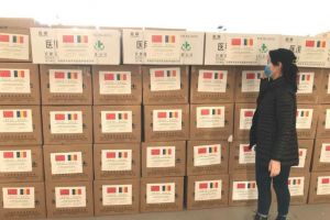 VIDEO. Chinezii din provincia Gansu, vor trimite mii de măşti N95, costume de protecţie şi peste 20.000 de măsti de uz general, pentru „fraţii” din judeţul Alba