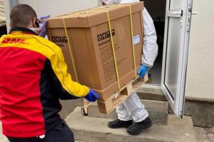 Aparatul performant care face 450 de teste pe zi a ajuns la Spitalul de Boli Infecţioase din Iaşi. Pe când unul şi la Cluj?