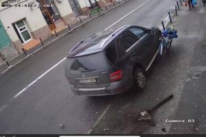 Un italian drogat a spulberat cu Mercedesul stâlpişorii de pe strada Avram Iancu, a doborât o bicicletă şi a dispărut (VIDEO)