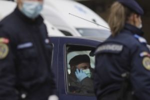 Românii nu mai pot ieşi din case, de luni noaptea, fără un motiv bine întemeiat