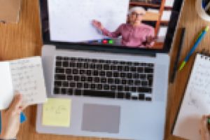 Viaţa de student în faţa monitorului nu e tocmai roz! Cursuri suprapuse, profesori nepregătiţi şi absenţe… fără intenţie