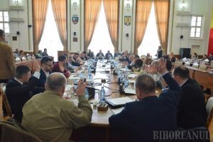 Cu uşile închise: Bolojan a convocat pe joi un Consiliu Local cu... participare redusă