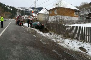 UPDATE FOTO| ACCIDENT rutier la Scărişoara: O persoană încarcerată după ce un autoturism a ieşit în decor