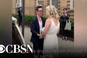 VIDEO Căsătorie inedită la New York –  Ceremonie în stradă cu aplauze din balcoane