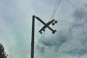 Vantul face ravagii in Prahova: Peste 1000 de gospodarii nu au curent electric