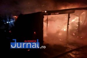FOTO: Incendiu la Fitioneşti | Trei anexe şi bunuri au fost mistuite de flăcări
