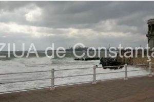 Vremea rece a schimbat peisajul de pe litoral. Valuri mari pe faleza Cazinoului din Constanta (galerie foto+video) 