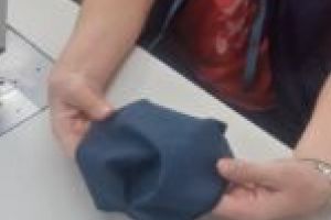 Măşti de protecţie pentru reşiţeni! Asociaţia Nevo Parudimos şi o firmă de confecţii din Reşiţa s-au apucat de treabă!