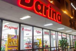 Darina donează pachete cu alimente pentru pensionari şi persoane cu dizabilităţi