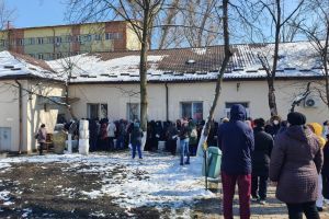 Revoltător: Îmbulzeală la testarea pentru coronavirus a angajaţilor Spitalului Judeţean Suceava